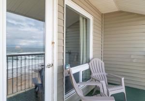 Balkoni atau teres di Stunning Oceanfront Suite - Sleeps Six - Top Floor - Heated Pool & Hot Tub Access