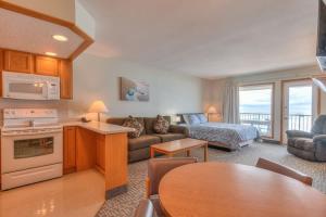 Dapur atau dapur kecil di Stunning Oceanfront Suite - Sleeps Six - Top Floor - Heated Pool & Hot Tub Access