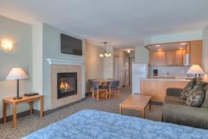 Dapur atau dapur kecil di Stunning Oceanfront Suite - Sleeps Six - Top Floor - Heated Pool & Hot Tub Access