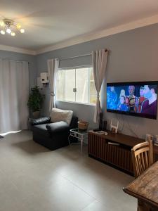 Μια τηλεόραση ή/και κέντρο ψυχαγωγίας στο Casa terréa Azul da Ilha 550m da praia