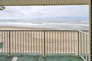 Blick auf den Strand vom Balkon eines Strandhauses in der Unterkunft Top-Floor Deluxe Suite With Ocean View - Sleeps Six in Lincoln City