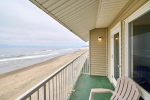 ein Haus mit Balkon mit Blick auf den Strand in der Unterkunft Top-Floor Deluxe Suite With Ocean View - Sleeps Six in Lincoln City