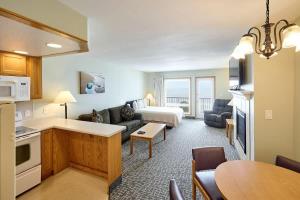 ein Wohnzimmer mit einem Sofa und einem Bett in einem Zimmer in der Unterkunft Top-Floor Deluxe Suite With Ocean View - Sleeps Six in Lincoln City