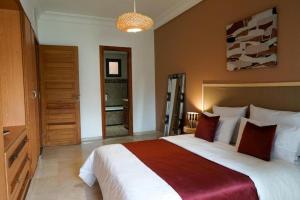 マラケシュにあるPeaceful 2BR Oasis with Pool Tennis AC - Palmeraieの部屋の中に大きなベッドがある寝室 +40枚の写真