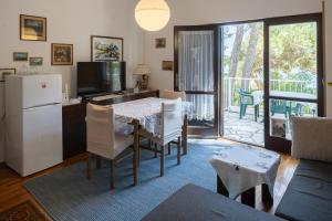Una sala de estar con mesa y sillas y una cocina. en Seaside house for families with children Ivan Dolac, Hvar - 140, en Ivan Dolac