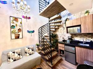 un soggiorno con scala a chiocciola e una cucina di Aida en ValQuirico a Santeagueda