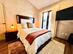 una camera da letto con un letto grande e una finestra di Aida en ValQuirico a Santeagueda