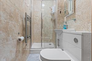 a bathroom with a shower and a toilet and a sink at Cardiff Spa Escape - Sleeps 5 in Cardiff