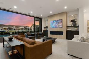 un soggiorno con un divano e una TV di Luxury Beachside home a St. George