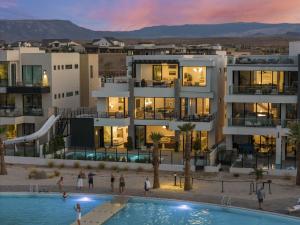 Πισίνα στο ή κοντά στο Luxury Beachside home