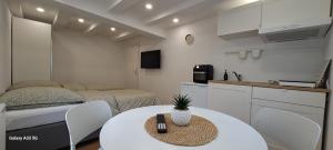 a living room with a table and a kitchen and a room at Traumhaft modernes Zimmer mit Doppelbett,,,,Gemeinschaftsbad und WC in 78554 Aldingen in Aldingen