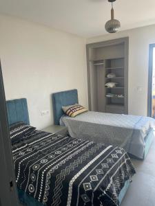 Postel nebo postele na pokoji v ubytování Modern Pool-View Luxury Flat + 5 fotografií