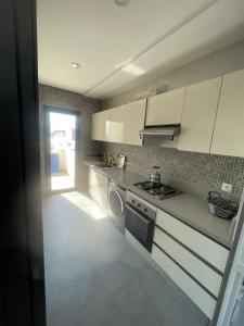 Kuchyň nebo kuchyňský kout v ubytování Modern Pool-View Luxury Flat