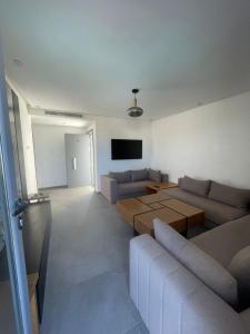 Posezení v ubytování Modern Pool-View Luxury Flat