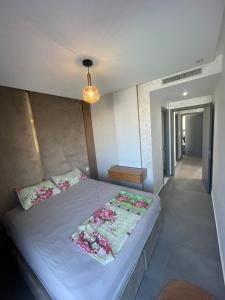 Postel nebo postele na pokoji v ubytování Modern Pool-View Luxury Flat