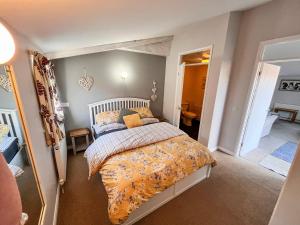 una camera da letto con un letto e un corridoio di Blueberry Cottage a Bedfield Altre 7 foto