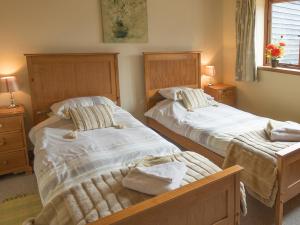 a bedroom with two beds and a window at Henry's Barn - Ukc3168 in Walpole