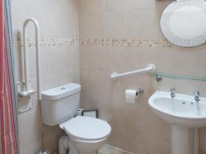 a bathroom with a toilet and a sink at Henry's Barn - Ukc3168 in Walpole