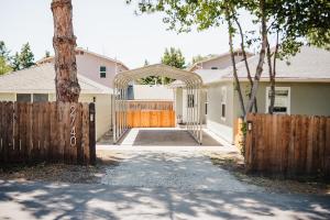 a house with a gate and a fence at The Berkeley House in Klamath Falls