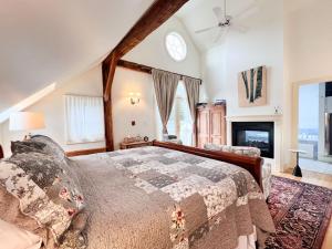 The Four Columns Inn & 1832 Tavern客房内的一张或多张床位