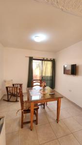 een woonkamer met een houten tafel en een bank bij Apartamento 5 in Crespo