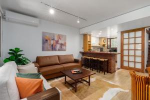 a living room with a couch and a table at Casa Sonnendorf 4 dorm Centro by Achei Gramado in Gramado