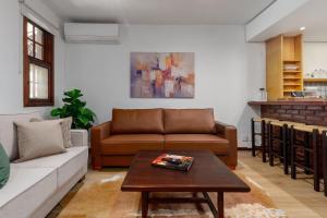 a living room with a couch and a coffee table at Casa Sonnendorf 4 dorm Centro by Achei Gramado in Gramado +17 photos