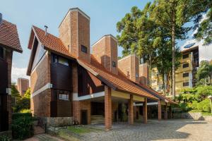 a brick building with two towers on top of it at Casa Sonnendorf 4 dorm Centro by Achei Gramado in Gramado