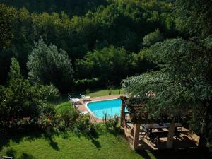 una vista dall'alto di una piscina in un giardino di Large apartment in a farmhouse a Modigliana