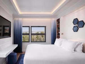 Posteľ alebo postele v izbe v ubytovaní Sofitel Barcelona Skipper
