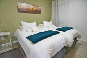 Ένα ή περισσότερα κρεβάτια σε δωμάτιο στο Sleek Retro Modern Apartment City Centre