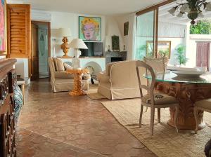 un soggiorno con tavolo e sedie di VILLA LOU TAORMINA Private Villa with Panoramic Sea View Pool a Taormina