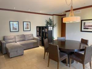 Część wypoczynkowa w obiekcie Ko Olina Beach Villas O512 - 2BR Ocean View Luxury Condo with Semi-Private Lagoon Beach & 1 Free Parking