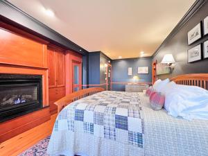 The Four Columns Inn & 1832 Tavern客房内的一张或多张床位