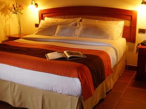 Ein Bett oder Betten in einem Zimmer der Unterkunft Hotel Pucon Green Park