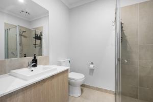 Bilik mandi di Inviting 3BR Armstrong Creek Escape