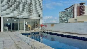 una piscina frente a un edificio en Prime - Stay Santos, en Santos