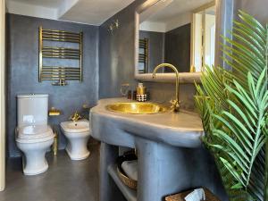 un bagno con lavandino e WC di VILLA LOU TAORMINA Private Villa with Panoramic Sea View Pool a Taormina