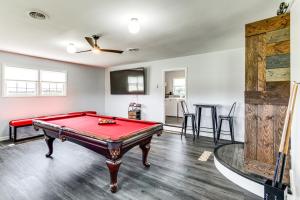 Meja biliard di Group-Friendly Home with Game Room in Albany!