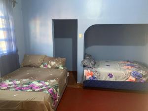 a bedroom with a bed and a small bed sidx sidx sidx at Hotel 24/7 in Comayagua
