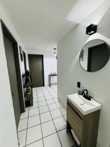 a bathroom with a sink and a mirror at Departamento amplio y remodelado en Guadalajara in Guadalajara