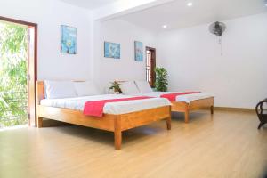 Cette chambre blanche dispose de 2 lits et de parquet. dans l'établissement Lucky House, à Hue 14 autres photos