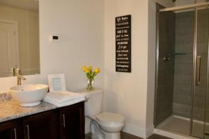 ein Badezimmer mit Toilette, Waschbecken und Dusche in der Unterkunft Whitecaps Retreat Beach House  + 22 Fotos