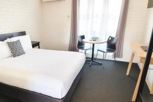 Giường trong phòng chung tại Busselton Motel
