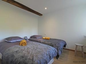 dwa łóżka ustawione obok siebie w pokoju w obiekcie Maison ancienne avec jardin, terrasse, wifi et équipements bébé - idéal pour découvrir la Normandie - FR-1-497-160 w mieście Nécy