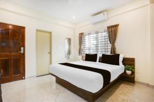 Una cama o camas en una habitación de Super Hotel O PANVITH SUITES near Bangalore International Airport