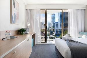 Gallery image of Sunny studio gem 150M to the beach in Gold Coast