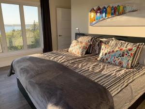 un letto in una camera da letto con una grande finestra di Whitecaps Summit Beach House 