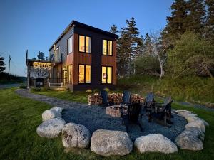 una casa con un focolare nel cortile di Whitecaps Summit Beach House 