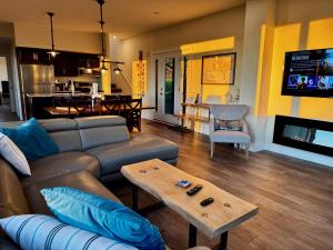 un soggiorno con un divano e un tavolo di Whitecaps Summit Beach House 